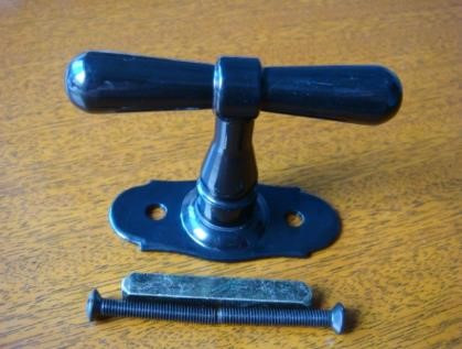 Ablak T kilincs kilincs 7x7 csappal , fekete  WB0205